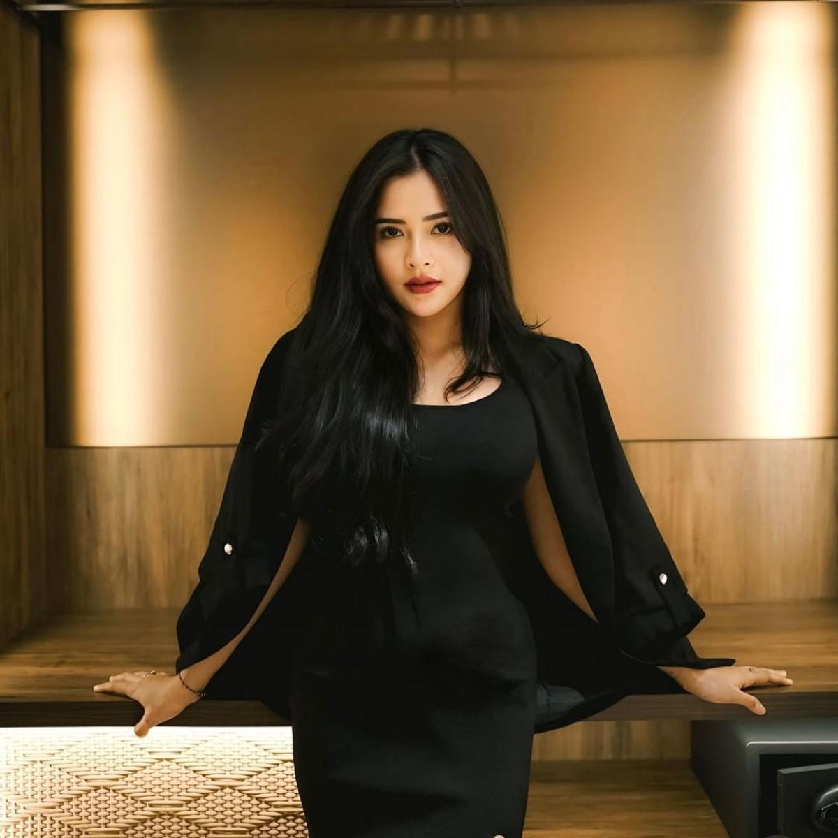 7 Potret Memikat Bella Bonita dalam Balutan Outfit Hitam Jadi Sorotan Netizen