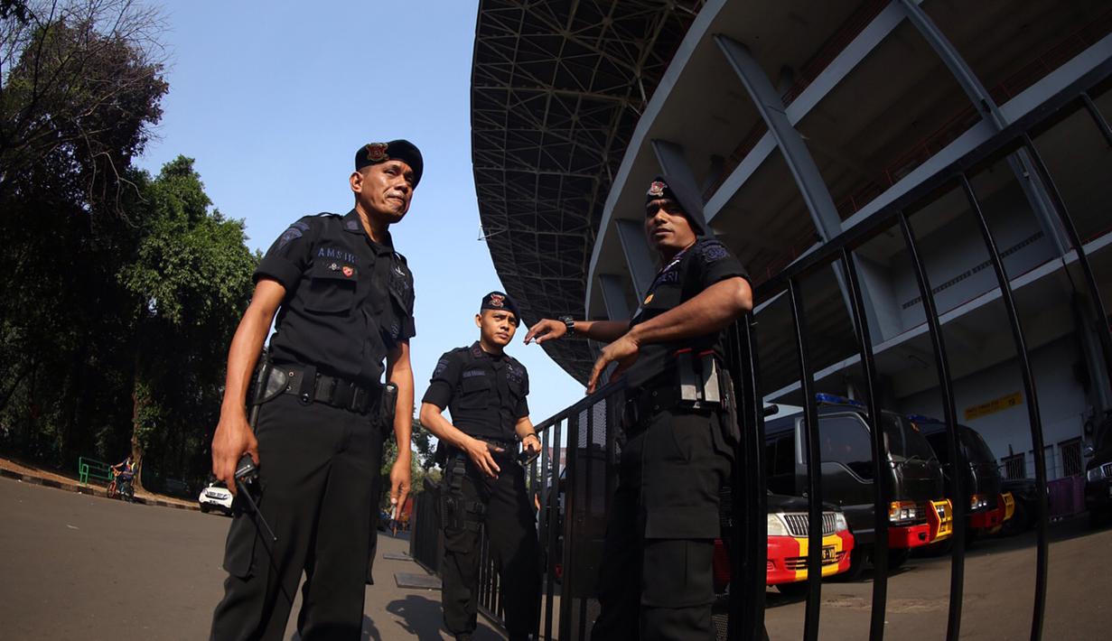 Polisi yang sebagai petugas keamanan Piala Presiden 2015 berjaga di komplek di Stadion Utama Gelora Bung Karno, Senayan, Jakarta, Sabtu (17/10/2015) pagi WIB. (Bola.com/Nicklas Hanoatubun)