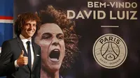 Selama lebih kurang lima tahun, David Luiz, akan bermain bersama klub asal Perancis, Paris St Germain, (7/8/2014). (REUTERS/Benoit Tessier)