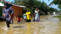 Sejumlah warga menerobos banjir yang merendam Sidareja, Cilacap, Desember 2017. (Foto: Liputan6.com/Muhamad Ridlo)
