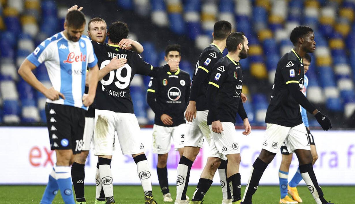 Para pemain Spezia merayakan kemenangan atas Napoli pada laga Liga Italia di Stadion Diego Armando Maradona, Rabu (6/1/2021). Napoli takluk dengan skor 1-2. (Alessandro Garofalo/LaPresse via AP)