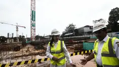 Menko PMK, Puan Maharani bersama Plt Gubernur DKI Sumarsono meninjau proyek pembangunan sarana balap sepeda velodrome di Jakarta Timur, Rabu (1/2). Pembangunan velodrome itu disiapkan untuk perhelatan ajang Asian Games 2018. (Liputan6.com/Faizal Fanani)