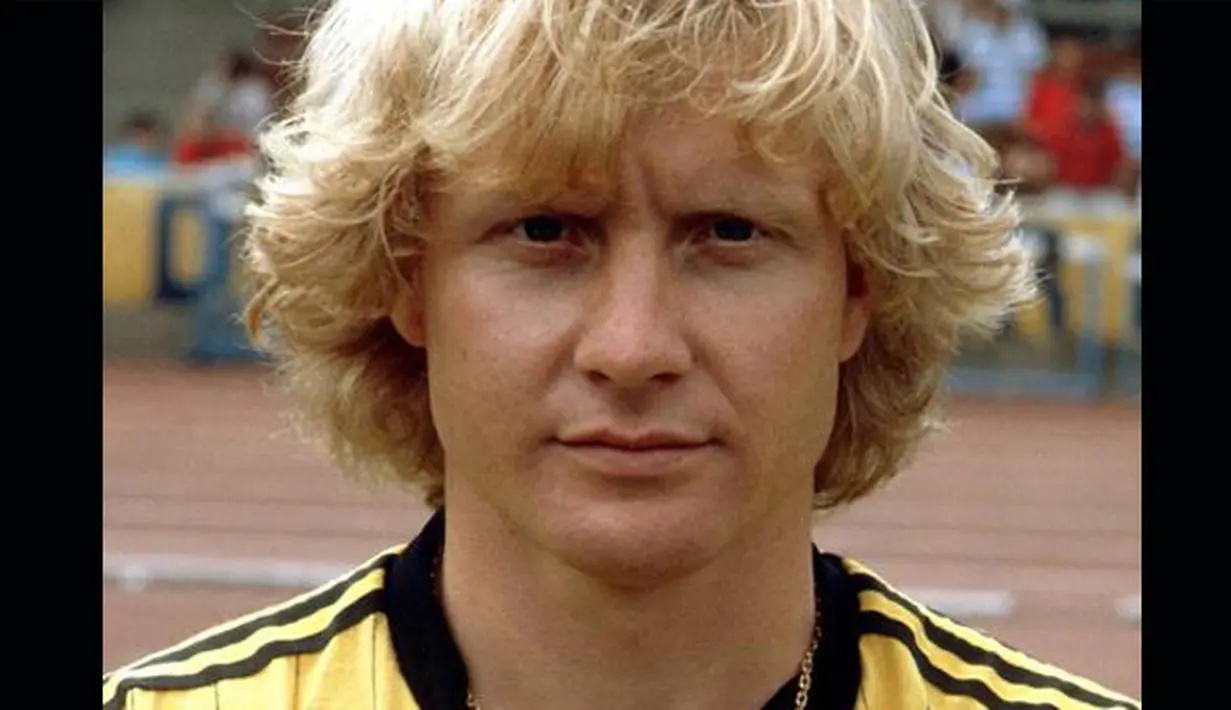 Manfred "Manni" Burgsmüller mengalami masa kejayaan ketika berseragam Borussia Dortmund. Selama bermain di Bundesliga ia telah mengoleksi 213 gol (Twitter.com)
