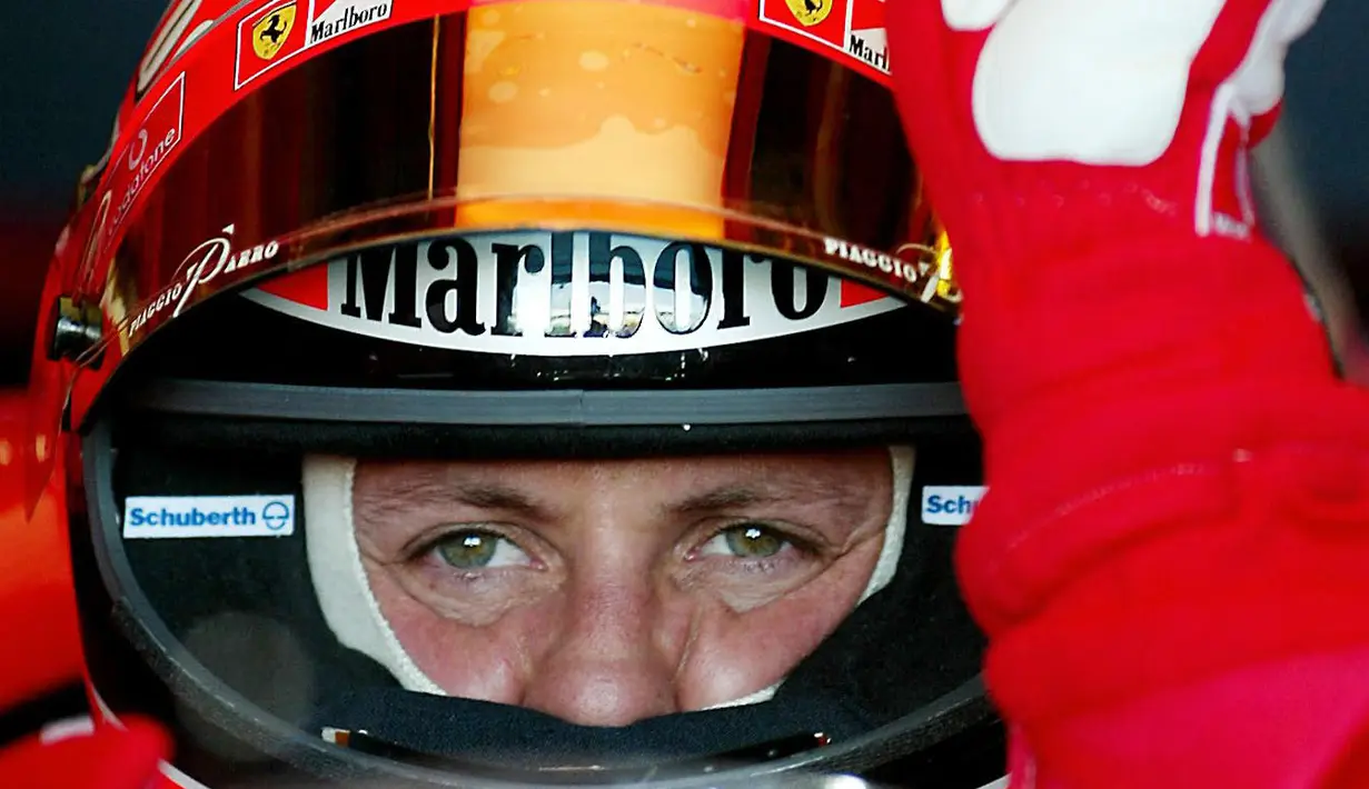 Pembalap Ferrari, Michael Schumacher memberi isyarat untuk menghidupkan mesinnya ketika sesi latihan pertama Formula 1 GP Australia di Melbourne, 07 Maret 2003. (AFP/Torsten Blackwood)