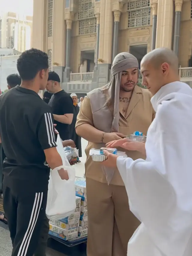 Ivan Gunawan Bagi Makanan di Masjidil Haram