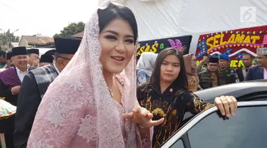 Putri Presiden Joko Widodo, Kahiyang Ayu tiba di rumah salah satu paman suaminya, Bobby Nasution, di Jalan Suka Tangkas, Medan Johor, Selasa (21/11). Kahiyang akan diberi Boru Siregar lewat prosesi Mangalehan Marga. (Liputan6.com/Aditya Eka Prawira)