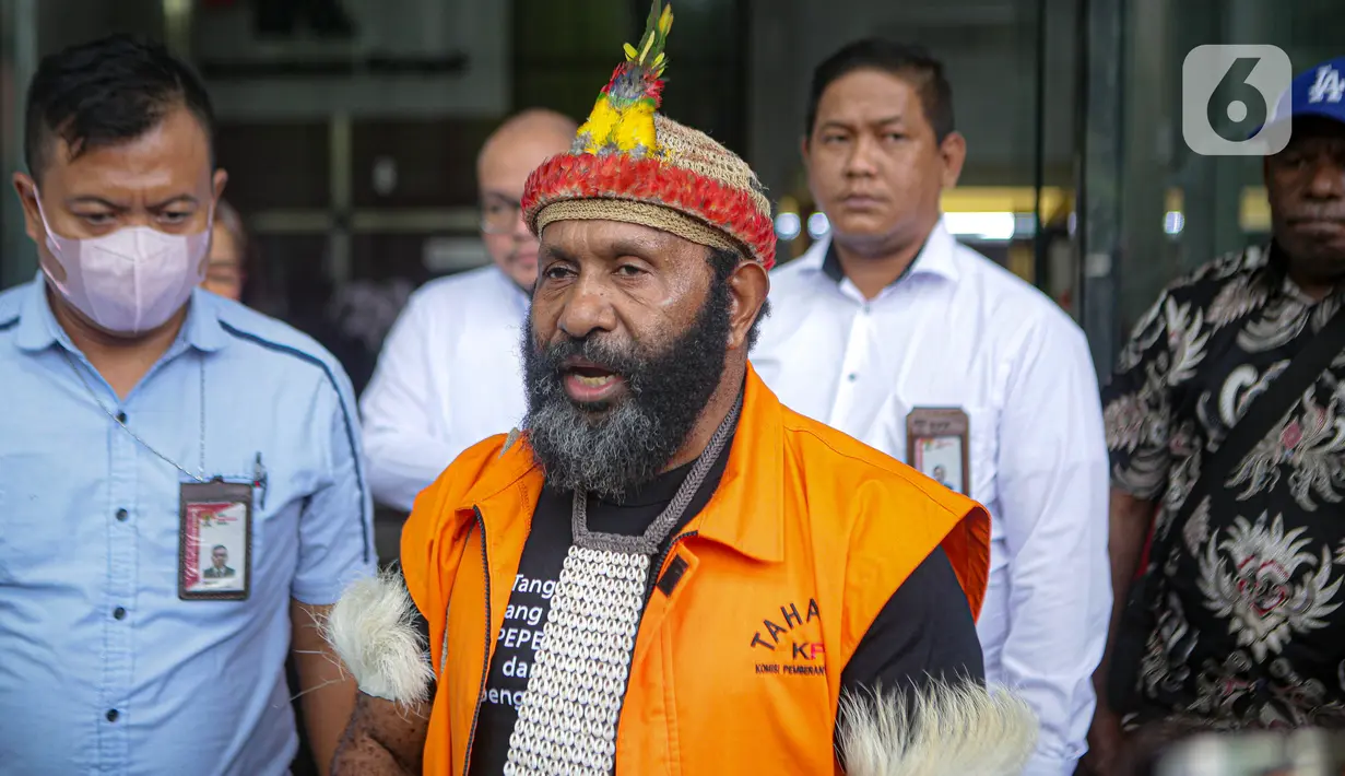 “Hari ini penyerahan P21 dari penyidik kepada Jaksa tetapi saya mengajukan keberatan karena tempat persidangannya menurut fatwa Mahkamah Agung itu tempat sidang di Makassar,” kata Ricky. (Liputan6.com/Faizal Fanani)