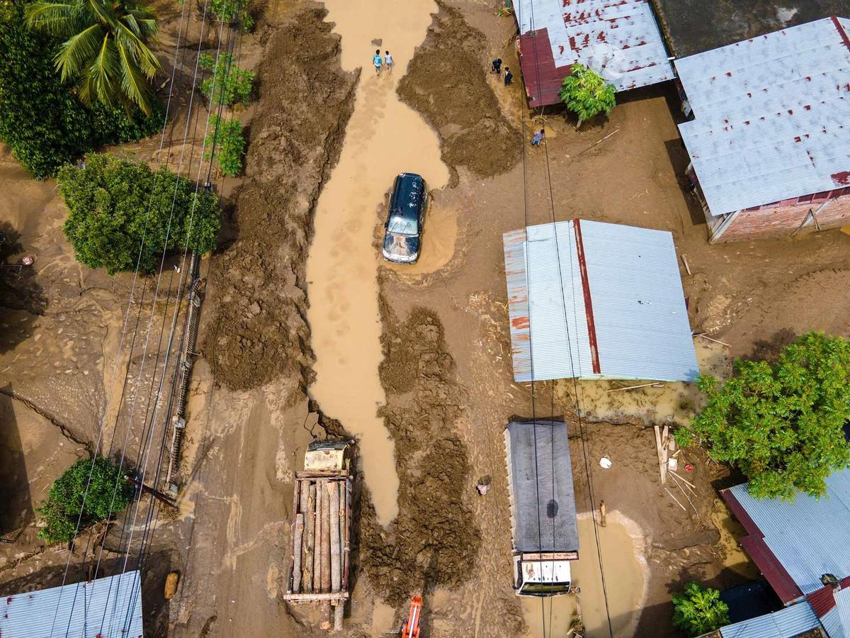 FOTO: Banjir Bandang Lumpuhkan Pidie Jaya, Jalur Aceh–Sumut Terputus