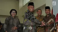 Ketua KPK, Agus Rahardjo memberikan ucapan selamat kepada Kombes Panca Putra Simanjutak sebagai Direktur Penyidikan KPK seusai pelantikan pejabat baru KPK di Jakarta, Kamis (20/9). KPK resmi melantik tiga pejabat barunya. (Merdeka.com/Dwi Narwoko)