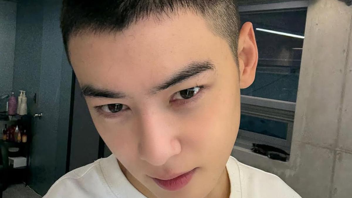 Cha Eun Woo Wamil Mulai Hari Ini 28 Juli 2025, Pamer Gaya Rambut Baru Jelang Keberangkatan