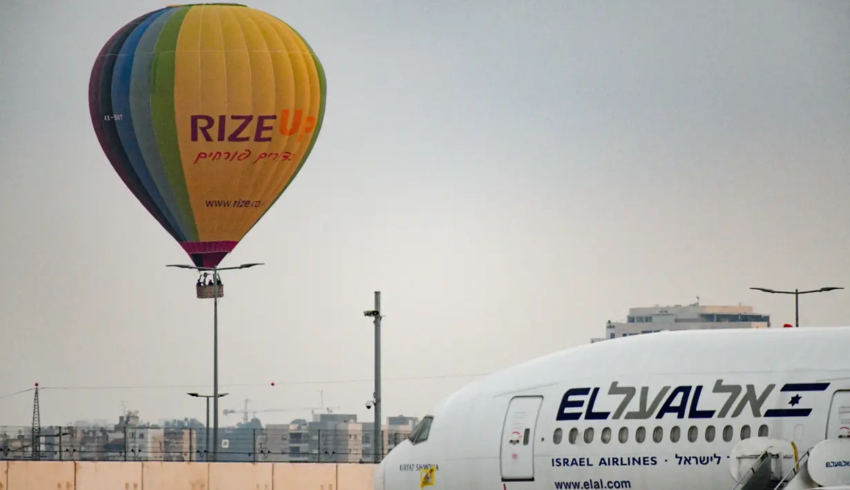 Sebuah balon udara terbang di atas Bandara Internasional Ben Gurion, dekat Kota Tel Aviv, Israel, Minggu (25/7/2020). Menurut Otoritas Bandara Israel, balon udara diluncurkan untuk pertama kalinya dari Bandara Internasional Ben Gurion pada 25 Juli 2020. (Xinhua/JINI/Tomer Neuberg)