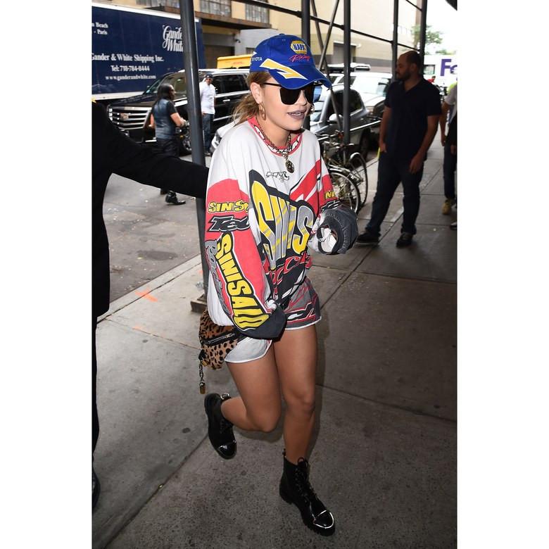 Jangan buang tas pinggang Anda, simak padu padan ala selebritas Hollywood berikut ini. (Foto: allure.com)