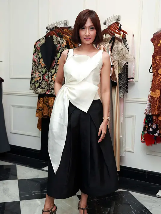 "Pernah, aku pernah sulam tapi gagal. Nah yang ini juga belajar sih bikin alis dari mulai pakai pensil, cetakan," jelas pemeran film Sang Pemberani itu. (Deki Prayoga/Bintang.com)