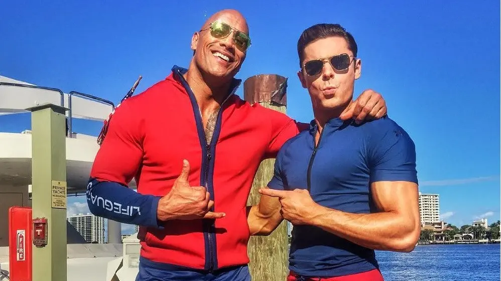 Zac Efron dan The Rock dalam Baywatch (IMDb)