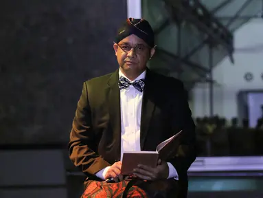 Menteri Pendidikan Nasional  (Mendikbud) Anies Baswedan memerankan pertunjukan monolog tokoh pendidikan Ki Hajar Dewantara dan Dr. Soetomo pada perayaan Pesta Pendidikan di Diorama Monas, Jakarta, Minggu (1/5). (Liputan6.com/Herman Zakharia)