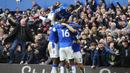 Pemain Everton melakukan selebrasi setelah James Tarkowski mencetak gol ke gawang Arsenal pada laga pekan ke-22 Liga Inggris 2022/2023 yang berlangsung di Goodison Park, Sabtu (04/02/2023). Arsenal kalah dengan skor 0-1 dari Everton. (AP/Jon Super)