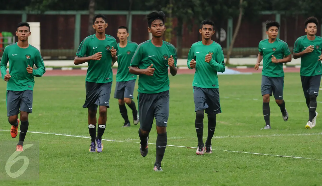Calon pemain Timnas Indonesia U-19 berlari usai latihan seleksi di lapangan Atang Sutresna, Jakarta, Kamis (23/3). 35 pesepakbola muda Indonesia mengikuti latihan seleksi Timnas U-19. (Liputan6.com/Helmi Fithriansyah)
