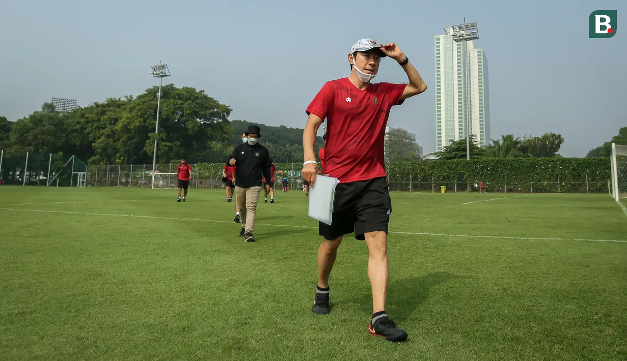 Pelatih Timnas Indonesia, Shin Tae-young (kanan) meninggalkan lapangan setelah latihan persiapan kualifikasi Piala AFC 2023 yang berlangsung di Lapangan G, Senayan, Sabtu (02/10/2021). Indonesia dijadwalkan akan menghadapi Taiwan pada 7 dan 11 Oktober 2021 di Thailand. (Bola.com/Bagaskara Lazuardi)