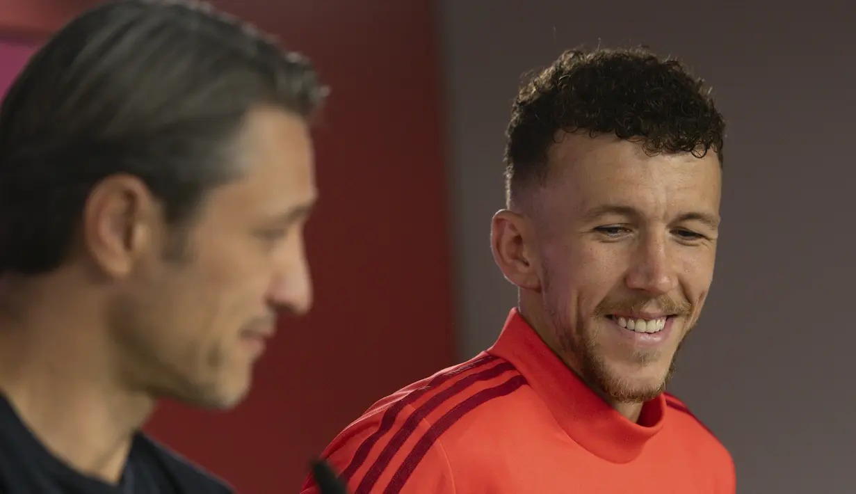 Gelandang baru Bayern Munchen, Ivan Perisic tersenyum saat konferensi pers pengenalan dirinya di Munich, Jerman (14/8/2019). Winger 30 tahun ini mengatakan Bayern merupakan klub besar dimana alasannya bergabung. (AFP Photo/Daniel Kopatsch)