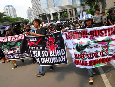 Ratusan massa dari Persaudaraan Pekerja Muslim Indonesia (PPMI) berunjuk rasa di depan BEI, Jakarta, Rabu (30/4/14). (Liputan6.com/Miftahul Hayat)