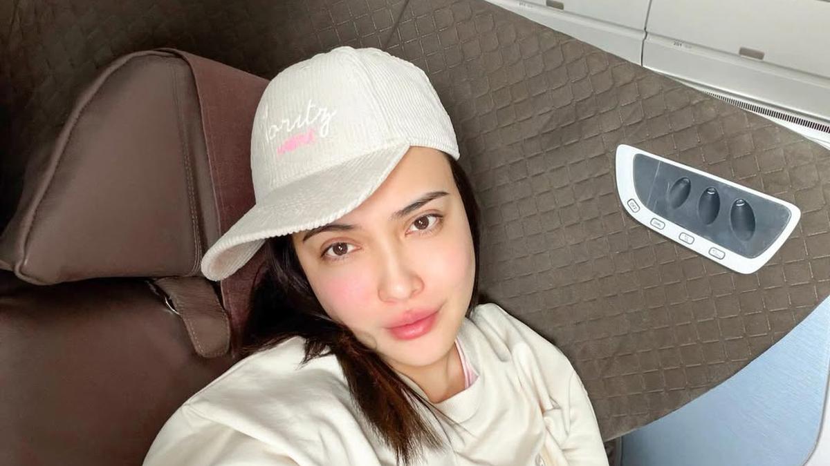 Shandy Aulia Tampil Cantik Natural dengan Bare Face di Pesawat, Terlihat Kece dengan Tas Chanel Rp130 Jutaan