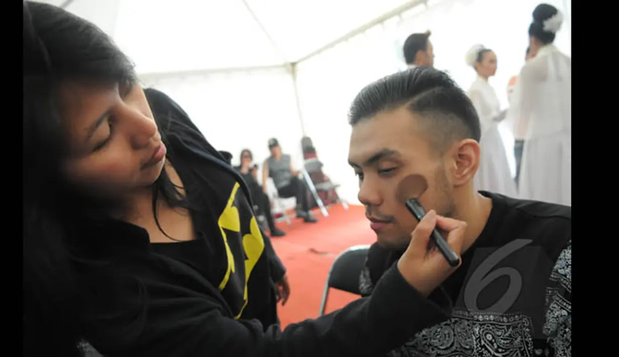Jelang beraksi di panggung inBox di Gelora Bung Karno, Jakarta, Eros Tjokro didandani terlebih dahulu, Rabu (28/1/2015). Eros Tjokro merupakan Juara ketiga Music Video Contest Vidio.com. (Liputan6.com/Herman Zakharia) 