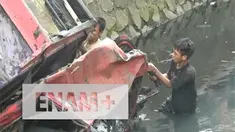 Sebuah truk tangki tercebur ke sungai di kawasan Tangerang. Sopir dan kenek truk tewas