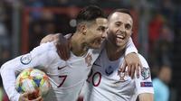 Cristiano Ronaldo (kiri) kala merobek gawang Luksemburg di kualifikasi Piala Eropa 2020. (AP Photo/Francisco Seco)