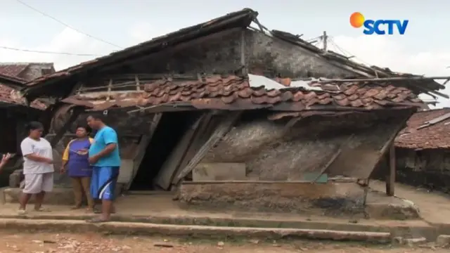 Meski gubuknya nyaris ambruk, Mak Cacih dan keluarganya tak mampu memperbaikinya.