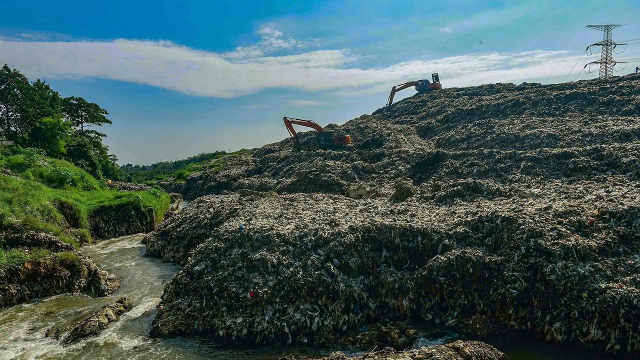 FOTO: Aliran Kali Pesanggrahan Menyempit Akibat Longsoran Sampah TPA Cipayung