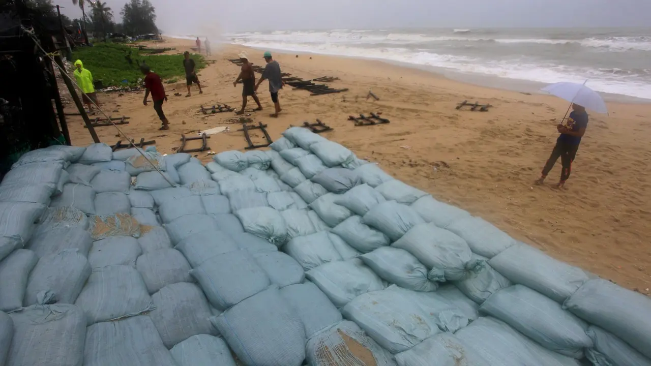 Warga di pesisir selatan Thailand tengah mempersiapkan diri terhadap ancaman Badai Pabuk (AP/ Sumeth Panpetch)