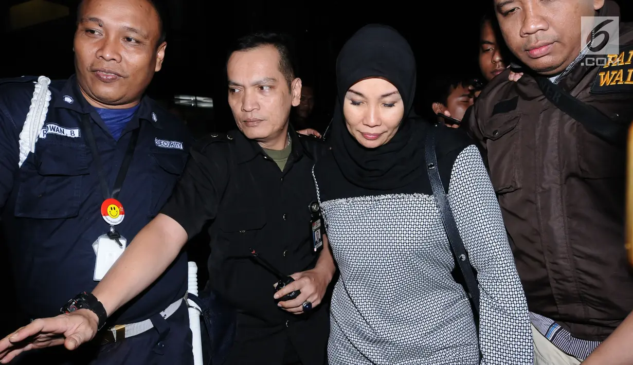 Istri Bupati Nganjuk, Ita Triwibawati (ketiga kiri) meninggalkan gedung KPK Jakarta, Kamis (26/10). KPK menyatakan untuk sementara Ita Triwibawati tidak terlibat dugaan suap yang melibatkan suaminya, Taufiqurrahman. (Liputan6.com/Helmi Fithriansyah)
