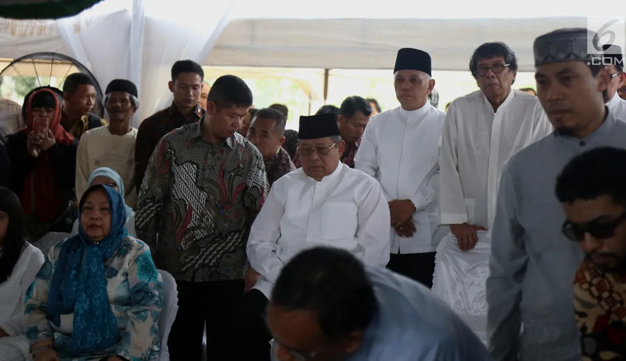 Presiden ke-6 Susilo Bambang Yudhoyono (SBY) melihat prosesi pemakaman ibundanya, Siti Habibah di Taman Pemakaman Umum (TPU)  Tanah Kusir, Jakarta, Sabtu (31/8/2019). Ibunda SBY, almarhumah Siti Habibah meninggal pada Jumat (30/8/2019) pukul 19.21 WIB. (merdeka.com/magang/Ahmad Sujana)