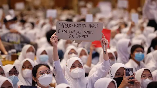 Mahasiswa baru Unair antusias menyambut kedatangan Ganjar di kampusnya. (Istimewa)