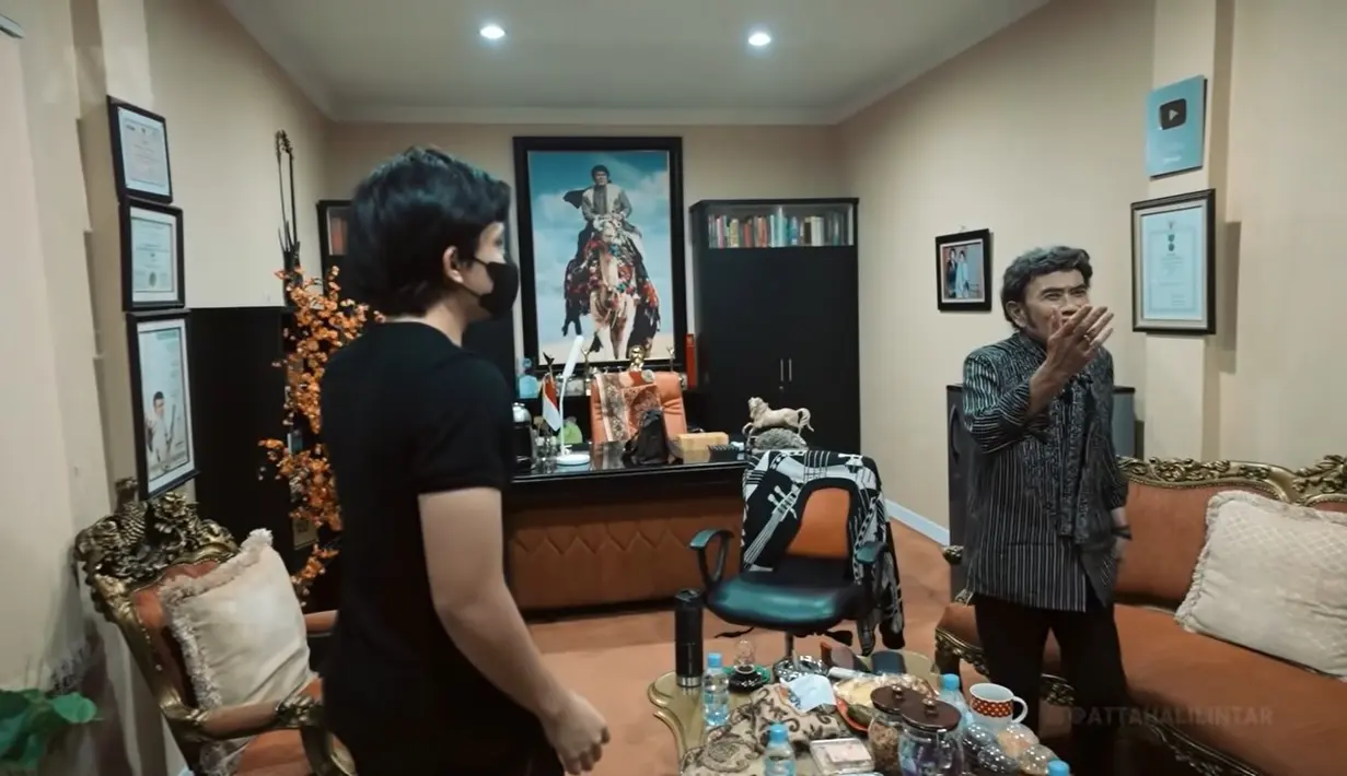 Youtuber Atta Halilintar mendapat kesempatan untuk menyambangi kantor dan juga studio milik Rhoma Irama. Ruangan yang biasa digunakan untuk menerima tamu. Potret berikut dari tangkapan layar AH yang tayang pada November 2021 lalu. [Youtube/AH]