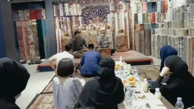 Potret Umi Pipik hadir dalam acara kajian dan buka bersama di rumah bos karpet (Sumber: Instagram/_ummi_pipik_)
