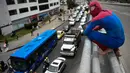  Jahn Fredy Duque siap beraksi di jalanan Bogota, Kolombia, Senin (24/4). Duque mencari nafkah dengan melakukan atraksi layaknya Spiderman. (AFP Photo/RAUL ARBOLEDA)