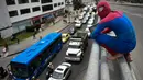  Jahn Fredy Duque siap beraksi di jalanan Bogota, Kolombia, Senin (24/4). Duque mencari nafkah dengan melakukan atraksi layaknya Spiderman. (AFP Photo/RAUL ARBOLEDA)