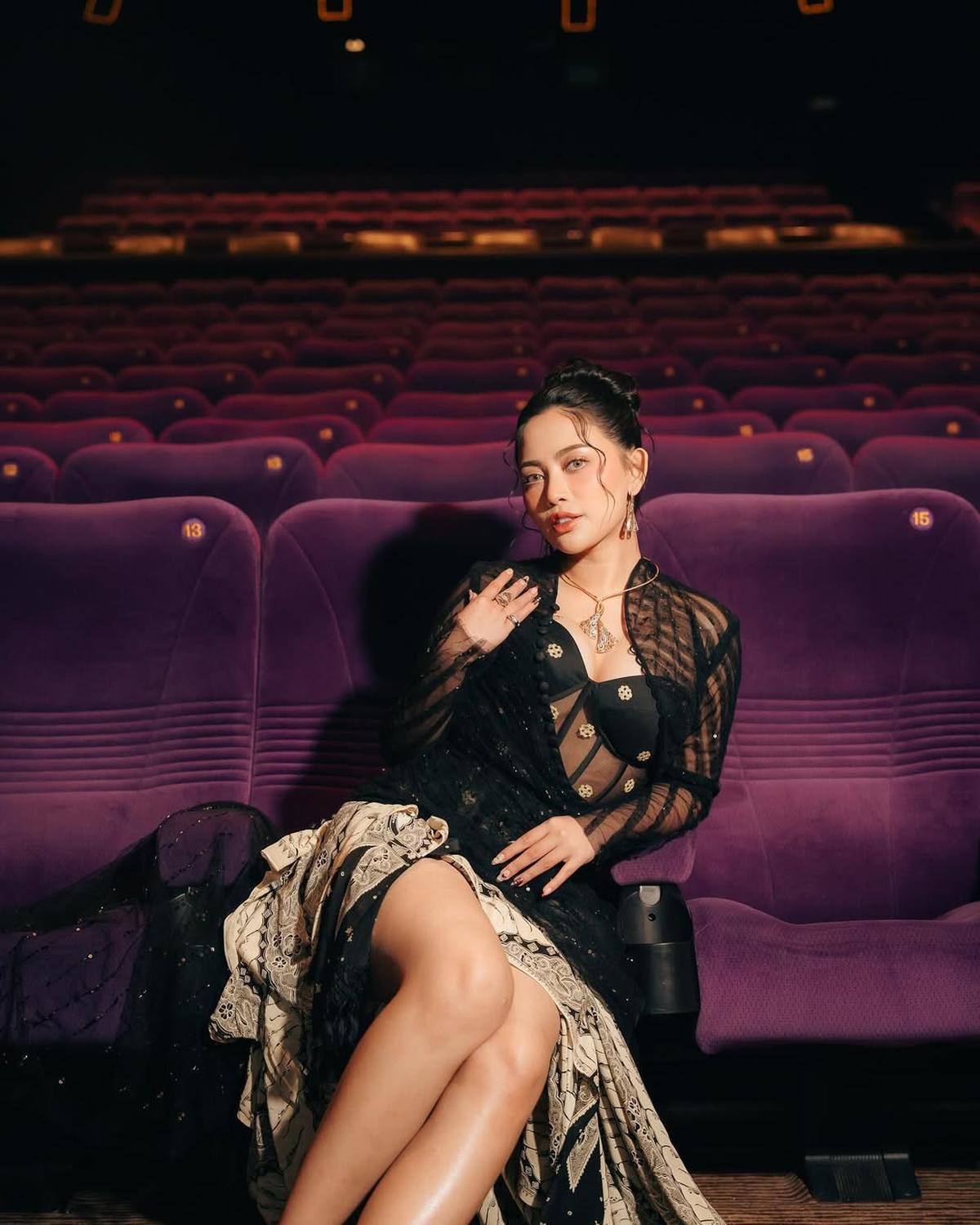 Potret Cantik Rachel Venya Pakai Kebaya Hitam Transparan di Gala Premiere Film 'HUTANG NYAWA'