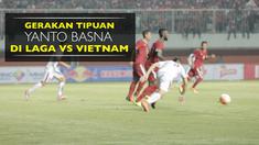 Video gerakan tipuan bek Timnas Indonesia, Yanto Basna, yang membuat pemain Vietnam, Sam Ngoc Duc, terjatuh.