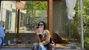Febby juga menunjukkan gaya kasual yang tetap fashionable saat duduk santai di sebuah coffee shop. Ia mengenakan inner putih yang dipadukan jaket cokelat suede dan wide leg jeans. [@febbyrastanty].