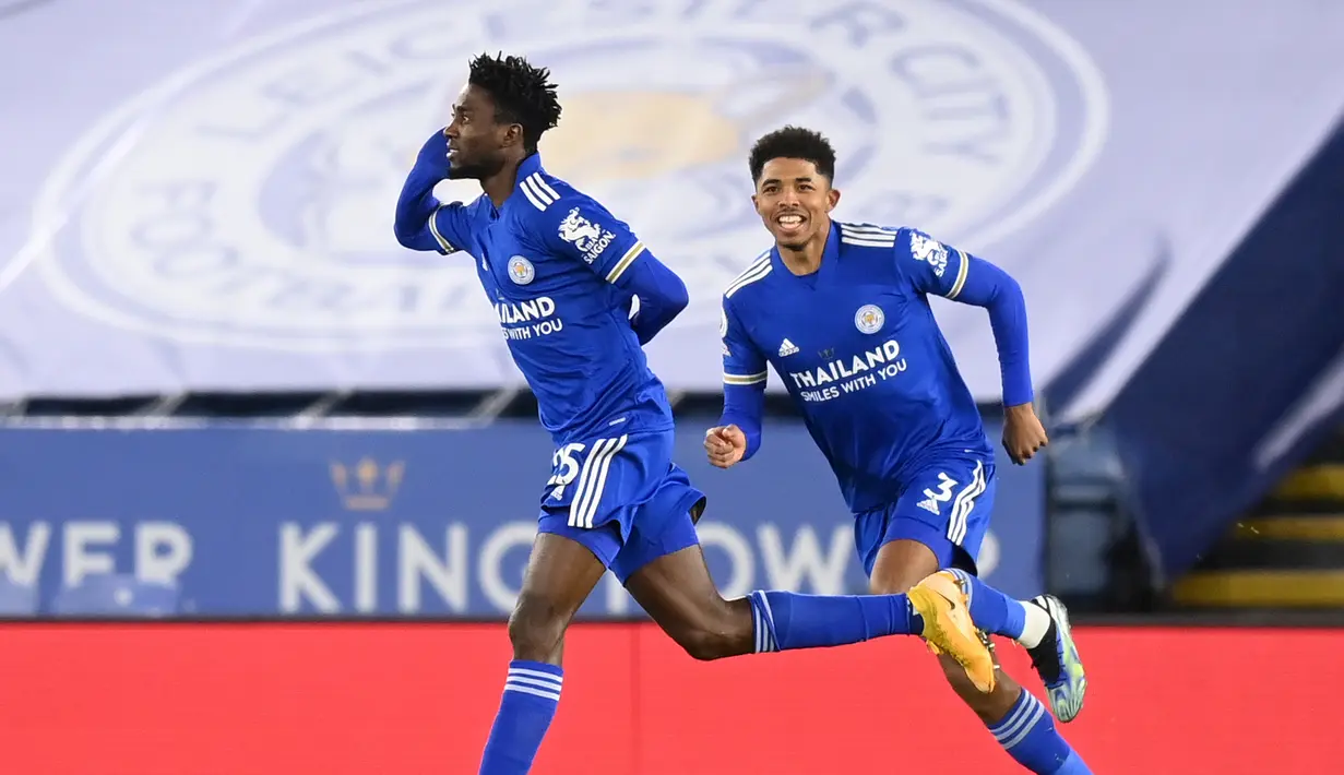 Gelandang Leicester City, Wilfred Ndidi (kiri) melakukan selebrasi usai mencetak gol pertama timnya ke gawang Chelsea dalam laga lanjutan Liga Inggris 2020/21 pekan ke-19 di King Power Stadium, Leicester, Selasa (19/1/2021). Leicester City menang 2-0 atas Chelsea. (AFP/Michael Regan/Pool)