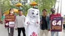 Antusiasme masyarakat Bekasi bertemu La'eeb sangat besar. Banyak yang mengabadikan momen bersama sang maskot Piala Dunia 2022 yang bakal hadir eksklusif di EMTEK Group. (Dok. SCM)