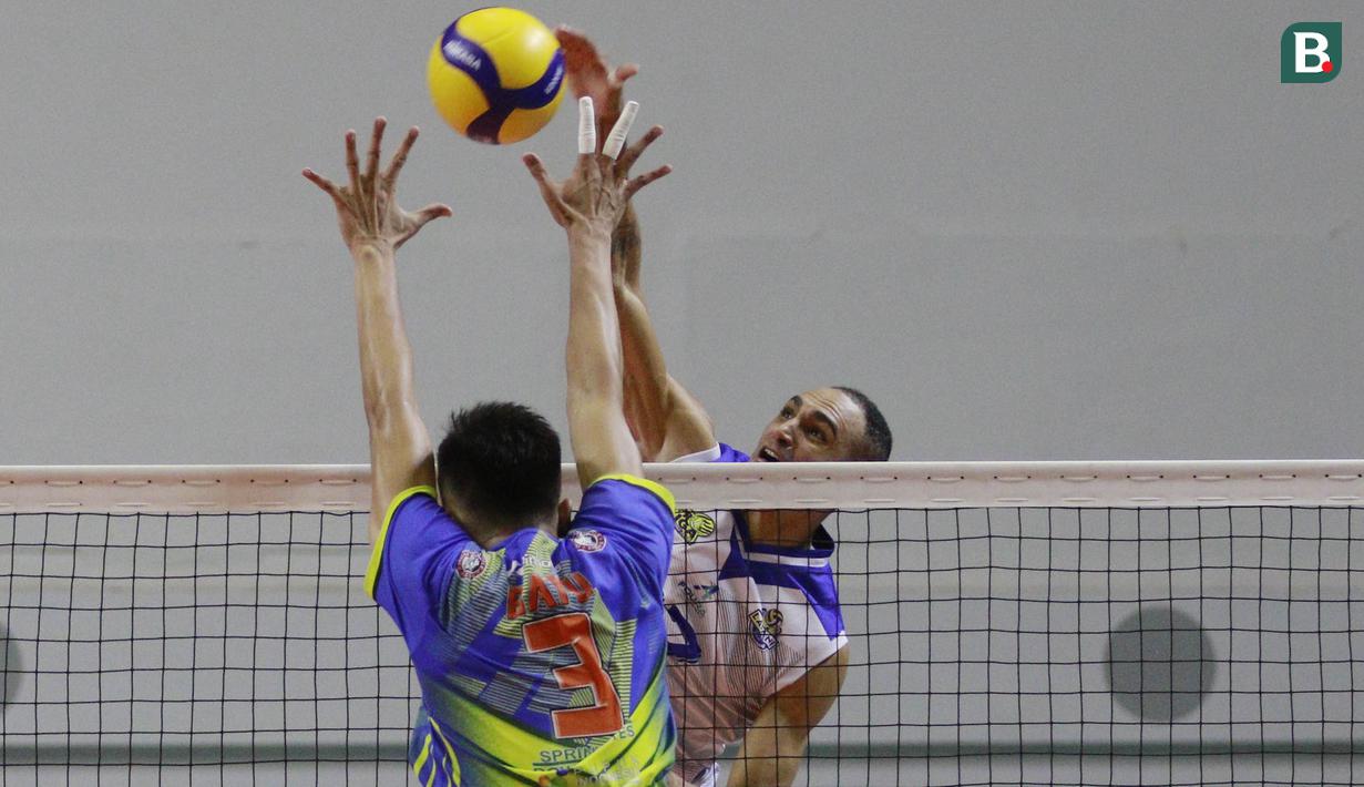 Pemain Bogor LavAni, Jorge Garcia melepaskan spike saat melawan Surabaya Bhayangkara Samator pada laga seri pertama final four PLN Mobile Proliga 2022 di Padepokan Bola Voli Sentul, Jawa Barat, Sabtu (12/3/2022). Bogor LavAni kalah 2-3 (25-21, 25-22, 25-27, 21-25, 12-15) (Bola.com/M Iqbal Ichsan)