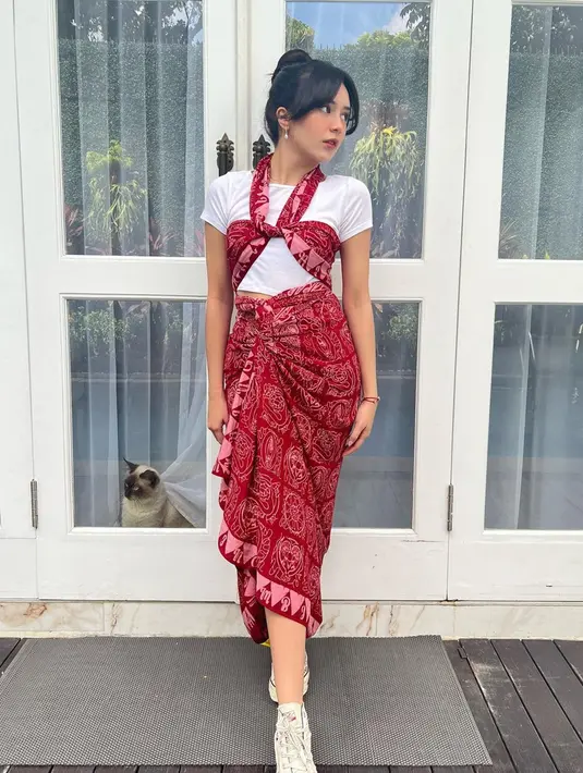 Tak hanya cantik dengan outfit hits, gadis 19 tahun ini tampil anggun dan menawan mengenakan kain batik berwarna merah yang dipadukan dengan kaus putih. Gayanya yang memadukan busana modern dan tradisional pun banjir pujian.(Liputan6.com/IG/@bebytsabina)