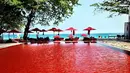 Pernah membayangkan berenang di kolam air darah? Coba anda menginap di Library Hotel, Koh Samui, Thailand. Kolam renang ini berwarna merah darah yang bisa membuat anda merinding untuk berenang didalamnya. (unbiasedwriter.com)