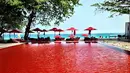 Pernah membayangkan berenang di kolam air darah? Coba anda menginap di Library Hotel, Koh Samui, Thailand. Kolam renang ini berwarna merah darah yang bisa membuat anda merinding untuk berenang didalamnya. (unbiasedwriter.com)