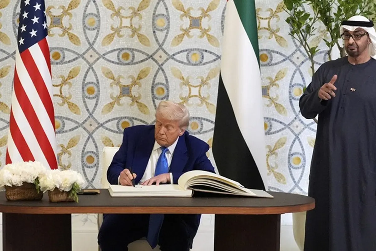 Presiden Amerika Serikat Donald Trump menandatangani buku tamu dengan didampingi Presiden Uni Emirat Arab Mohammed bin Zayed Al Nahyan, Kamis (15/5/2025), di Abu Dhabi.