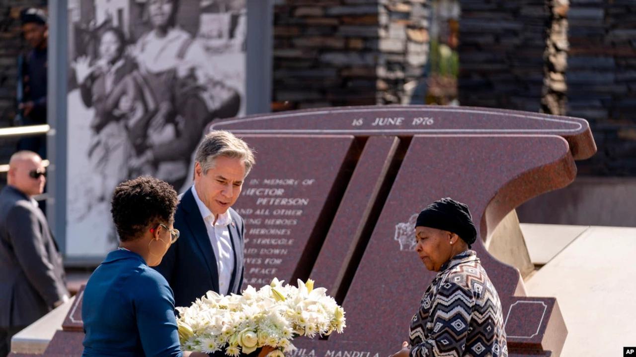 Menteri Luar Negeri AS Antony Blinken dan Antoinette Sithole (kanan), saudara dari mendiang Hector Pieterson, meletakkan karangan bunga di monumen Hector Pieterson di Soweto, Afrika Selatan, pada 7 Agustus 2022. (Foto: AP/Andrew Harnik)