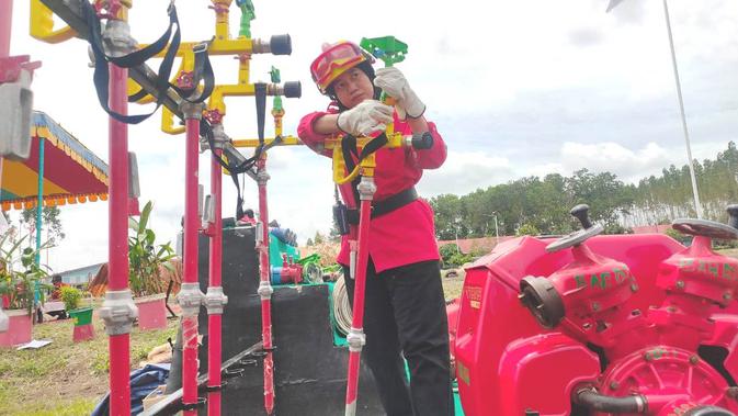 <p>Dwi Dahlia (38), Forest Protector Coordinator di PT SBA Wood Industries, mitra pemasok APP Sinar Mas (Liputan6.com / Nefri Inge)</p>